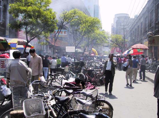 28_Bikes_Crowd_Food